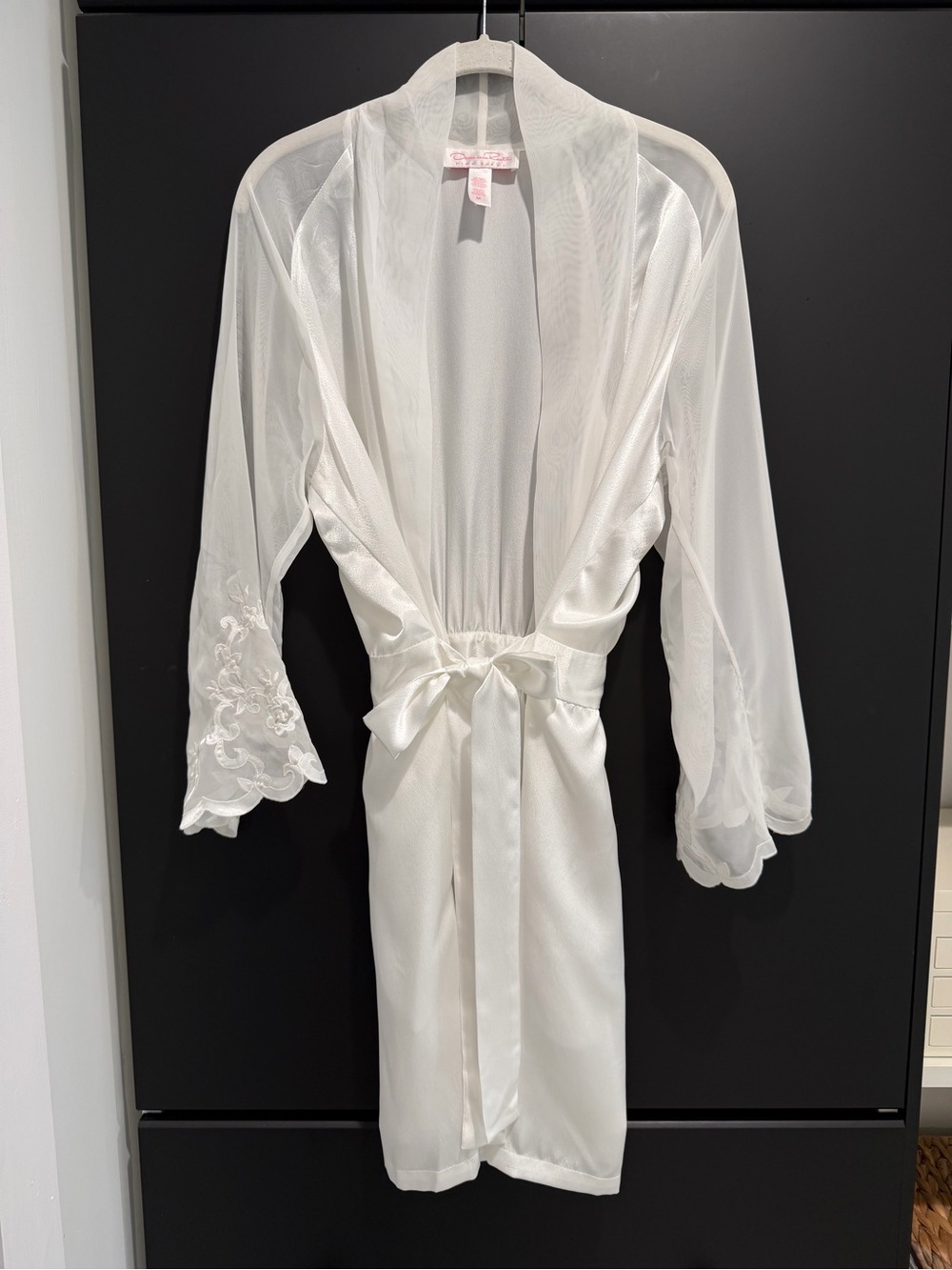 Oscar de la Renta White Sheer Satin Tie-Waist Robe with Embroidered & Bead Cuffs